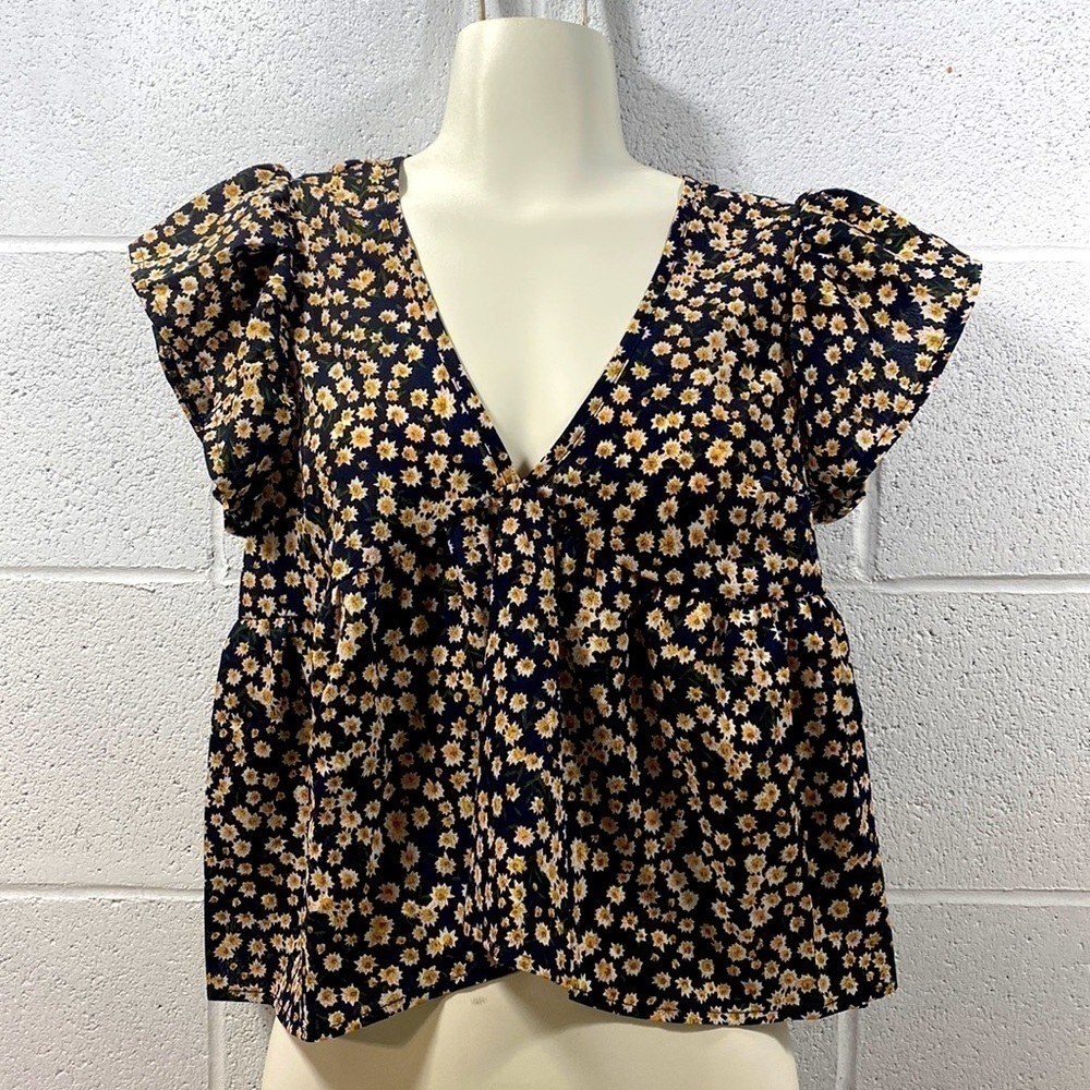 Floral top with v neck and puffed cup sleeves​​​​​​​​​​​​​​​​